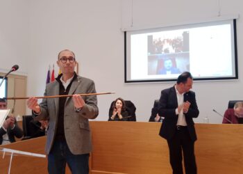 Óscar Portas, con el bastón de mando. Foto: Ràdio Illa