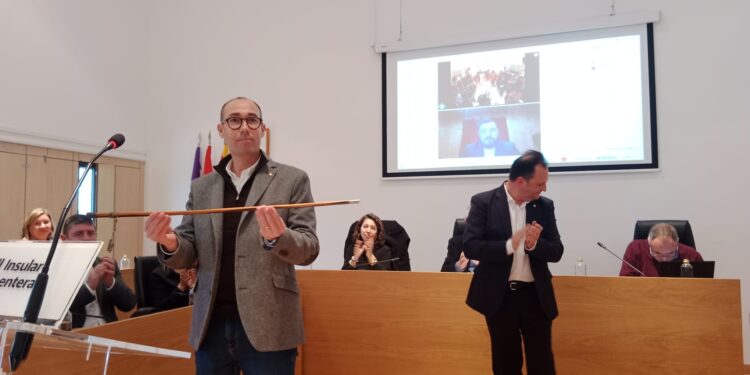 Óscar Portas, con el bastón de mando. Foto: Ràdio Illa