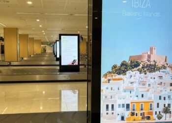 Pantalla del aeropuerto de Ibiza, hoy. Foto: Noudiari