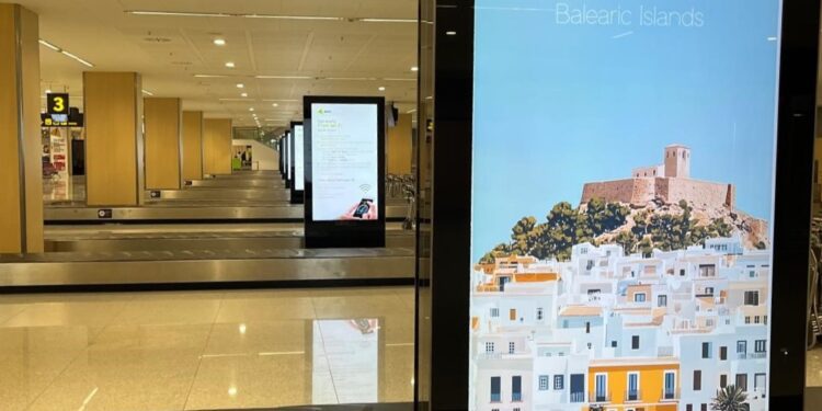 Pantalla del aeropuerto de Ibiza, hoy. Foto: Noudiari