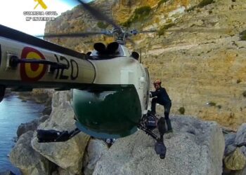 Una imagen del rescate con helicóptero junto a las rocas. Guardia Civil.