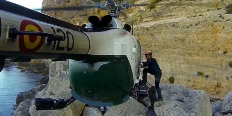 Una imagen del rescate con helicóptero junto a las rocas. Guardia Civil.