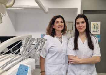 En la foto a la izquierda, la higienista dental Loli Linero Sedas y a la derecha la dontóloga Elsa Ostos Caliani, del nuevo equipo de salud bucodental