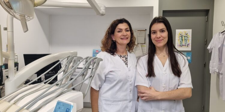 En la foto a la izquierda, la higienista dental Loli Linero Sedas y a la derecha la dontóloga Elsa Ostos Caliani, del nuevo equipo de salud bucodental