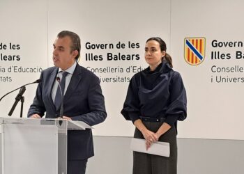 El conseller d’Educació i Universitats, Antoni Vera, junto con la directora general de Formació Professional i Ordenació Educativa, Maria Isabel Salas.