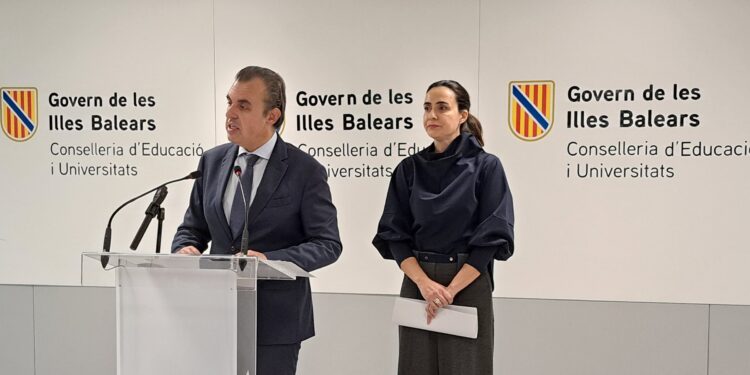 El conseller d’Educació i Universitats, Antoni Vera, junto con la directora general de Formació Professional i Ordenació Educativa, Maria Isabel Salas.
