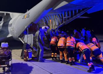 Una imagen compartida por el Govern del traslado de la niña en un avión militar.