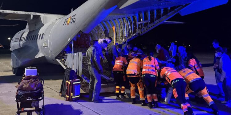 Una imagen compartida por el Govern del traslado de la niña en un avión militar.