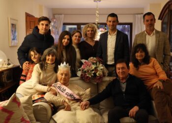 El alcalde y el concejal de Sant Antoni celebran junto a Pilar García su 100º aniversario.