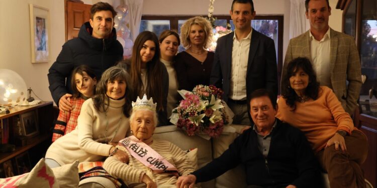 El alcalde y el concejal de Sant Antoni celebran junto a Pilar García su 100º aniversario.