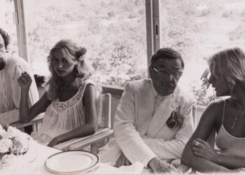 De izquierda a derecha: Luis Cantero, Eva Lyberten, Xavier Cugat y una modelo alemana en una imagen tomada en una boda en KU, en Ibiza, por Oriol Maspons. ©Oriol Maspons publicada en Interviú