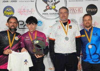 Felipe González, segundo por la izquierda de la imagen con su trofeo.