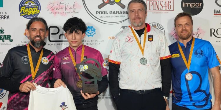 Felipe González, segundo por la izquierda de la imagen con su trofeo.