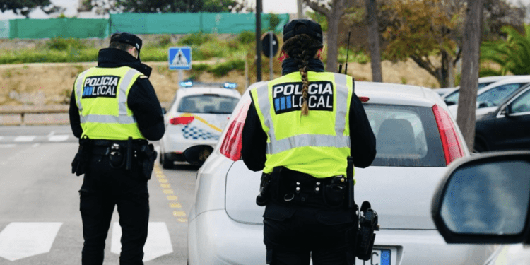 Una imagen de los controles que se han hecho a conductores que transportan a menores a centros escolares de Ibiza. Foto Ayuntamiento de Ibiza.
