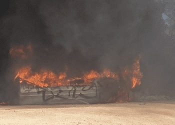 Barco ardiendo. Foto Bombers d'Eivissa