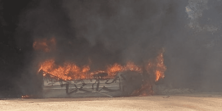 Barco ardiendo. Foto Bombers d'Eivissa