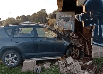 El coche, incrustado en el muro. Operarios de Grúas Ibiza lo han sacado y han tenido que retirar una gran cantidad de escombros del coche.