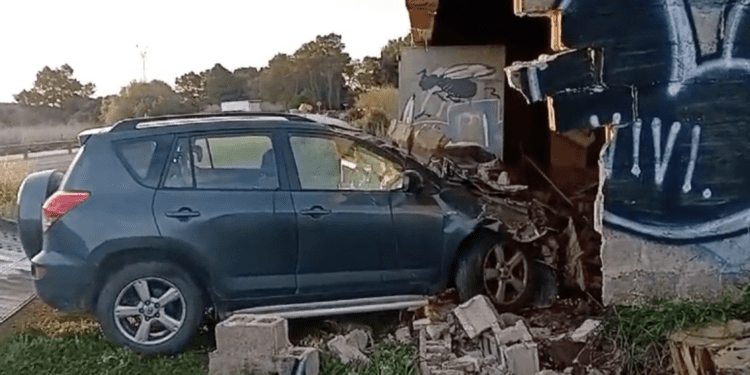 El coche, incrustado en el muro. Operarios de Grúas Ibiza lo han sacado y han tenido que retirar una gran cantidad de escombros del coche.