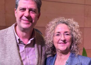 Carme Planells con el conseller de Cultura Jaume Bauzà tras recoger ayer su beca. Foto cedida a Noudiari por Carme Planells