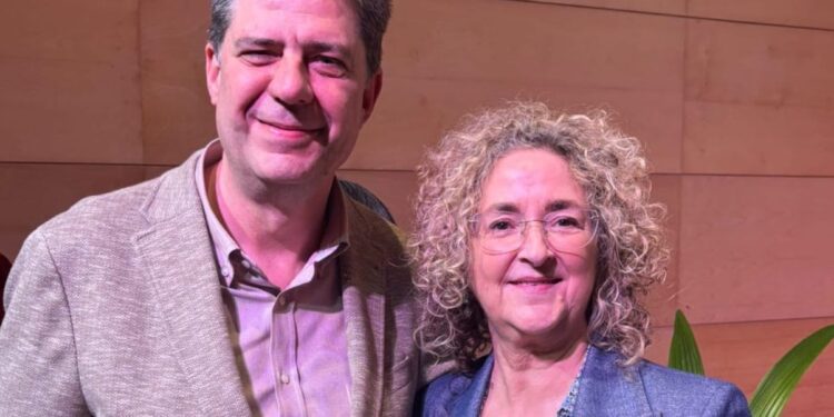 Carme Planells con el conseller de Cultura Jaume Bauzà tras recoger ayer su beca. Foto cedida a Noudiari por Carme Planells