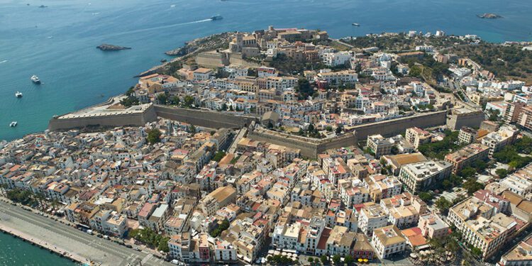 Vista aérea de Dalt Vila, la parte más antigua de Ibiza, declarada por la Unesco como patrimonio de la Humanidad.