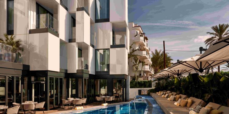 Hotel Sir Joan, ubicado en la rotonda de los podencos, justo en el inicio de paseo marítimo Juan Carlos I y la entrada al puerto de Ibiza. Se convertirá en el primer NH de Baleares.