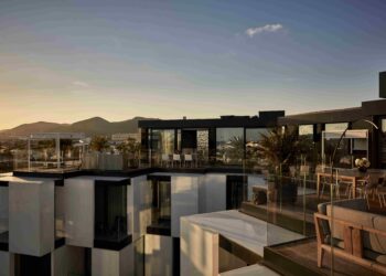 Hotel Sir Joan, ubicado en la rotonda de los podencos, justo en el inicio de paseo marítimo Juan Carlos I y la entrada al puerto de Ibiza. Se convertirá en el primer NH de Baleares.