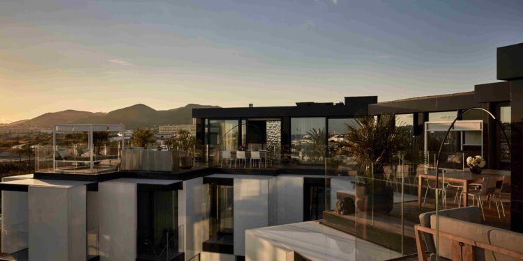 Hotel Sir Joan, ubicado en la rotonda de los podencos, justo en el inicio de paseo marítimo Juan Carlos I y la entrada al puerto de Ibiza. Se convertirá en el primer NH de Baleares.