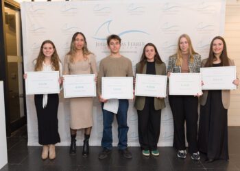 Imagen de los premiados en la entrega de becas. Fotos: Germán G. Lama