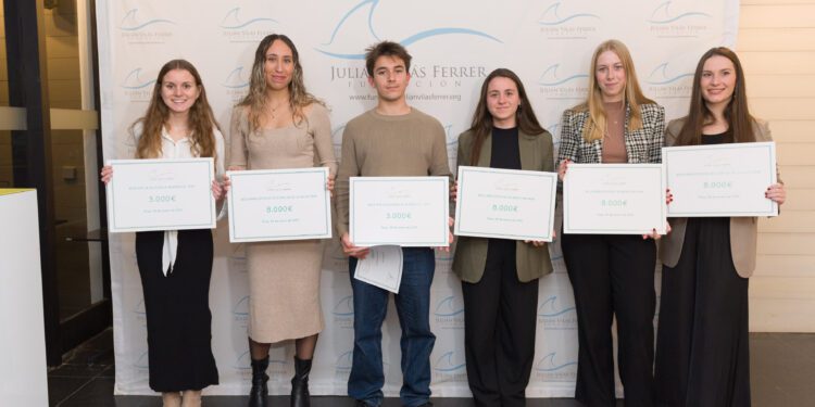 Imagen de los premiados en la entrega de becas. Fotos: Germán G. Lama