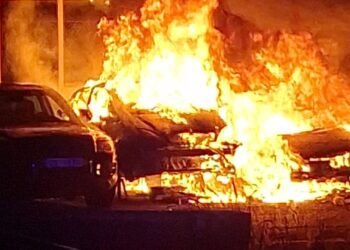 Los vehículos, ardiendo, en una imagen de Bombers d'Eivissa.