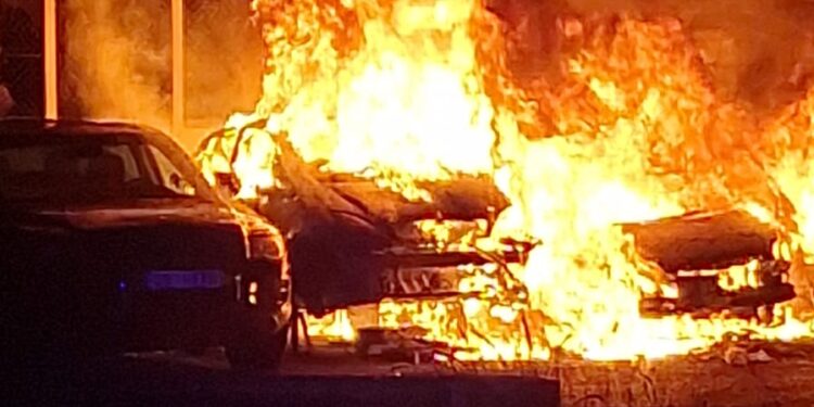 Los vehículos, ardiendo, en una imagen de Bombers d'Eivissa.