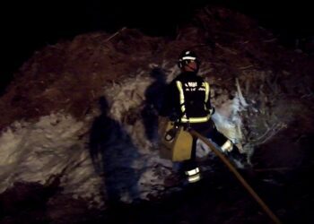 Los bomberos acudieron anoche a Sant Carles donde se produjo un incendio por una quema de rastrojos descontrolada y avivada por los fuertes vientos que fue atajado rápidamente. Fotos Bombers d'Eivissa.