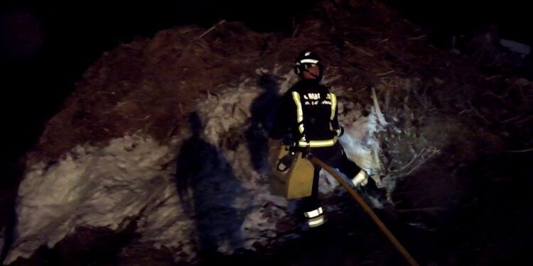 Los bomberos acudieron anoche a Sant Carles donde se produjo un incendio por una quema de rastrojos descontrolada y avivada por los fuertes vientos que fue atajado rápidamente. Fotos Bombers d'Eivissa.
