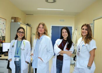 De izquierda a derecha, la doctora Alba Quesada Moreno, la doctora Belén Busso Álvarez, la doctora Marina Pino Martínez y la enfermera de la consulta de Reumatología, Cristina Carmona Casado.