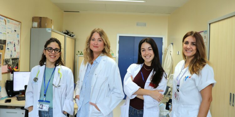 De izquierda a derecha, la doctora Alba Quesada Moreno, la doctora Belén Busso Álvarez, la doctora Marina Pino Martínez y la enfermera de la consulta de Reumatología, Cristina Carmona Casado.