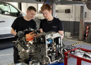 Cuatro estudiantes Erasmus provenientes de un centro de FP de Normandía (Francia) realizan sus prácticas formativas en dos concesionarios de automoción de Ibiza.