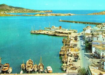 Fotografía del área del puerto y La Marina de la ciudad de Ibiza, tomada en 1965 por R. Robinson. En ese invierno se ambienta el artículo de Farquharson.