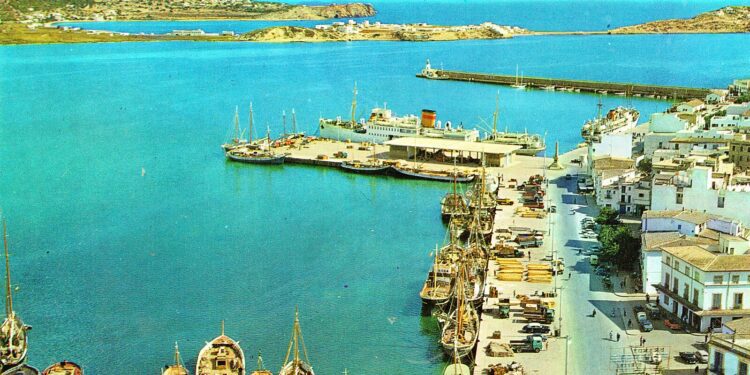 Fotografía del área del puerto y La Marina de la ciudad de Ibiza, tomada en 1965 por R. Robinson. En ese invierno se ambienta el artículo de Farquharson.