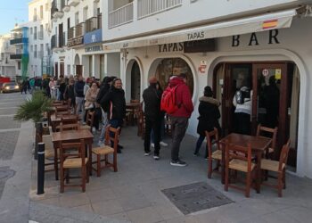 La cola que se ha formado esta mañana para formalizar las inscripciones al Concurso de Arroz de Matanzas de Sant Antoni.