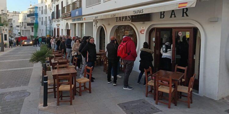 La cola que se ha formado esta mañana para formalizar las inscripciones al Concurso de Arroz de Matanzas de Sant Antoni.