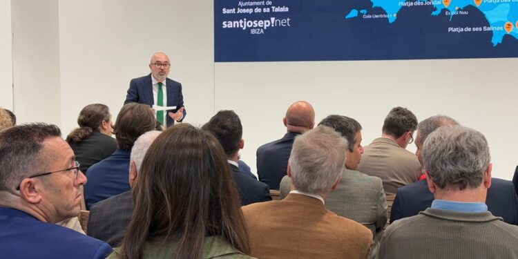 El alcalde del municipio, Vicent Roig, en Fitur, hoy.