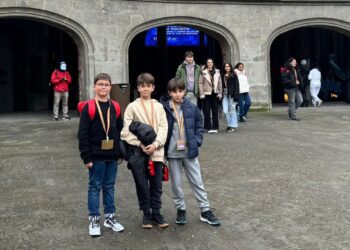 Los tres jóvenes 'josepins' posan delante de Alhóndiga Bilbao, también conocida como Azkuna Zentroa, un centro cultural y de ocio ubicado en un edificio histórico rediseñado por el famoso arquitecto Philippe Starck.