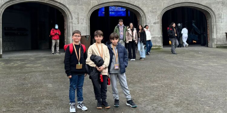 Los tres jóvenes 'josepins' posan delante de Alhóndiga Bilbao, también conocida como Azkuna Zentroa, un centro cultural y de ocio ubicado en un edificio histórico rediseñado por el famoso arquitecto Philippe Starck.