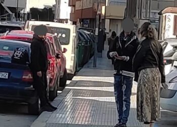 Un 'gorrilla' pide dinero a una persona en el centro de Ibiza, hoy. Foto enviada a Noudiari