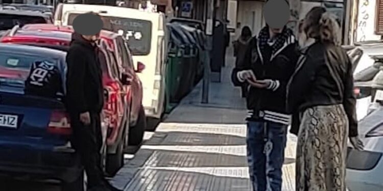 Un 'gorrilla' pide dinero a una persona en el centro de Ibiza, hoy. Foto enviada a Noudiari