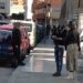 Un 'gorrilla' pide dinero a una persona en el centro de Ibiza, hoy. Foto enviada a Noudiari