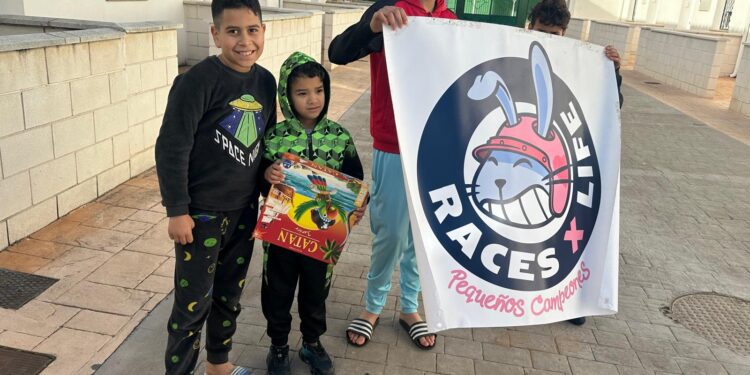 Races x Life hace entrega de los regalos en Paiporta.