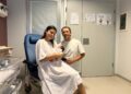 Ángela Mª Isanoa y Darío Ríos, junto a su hija Alaia Ríos Isanoa, la primera bebé nacida en Formentera en 2025.