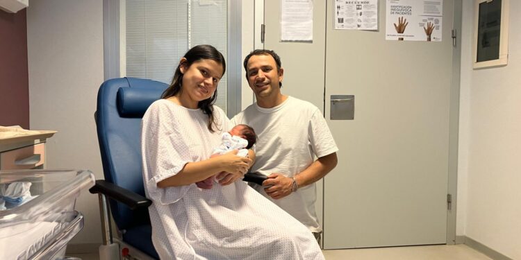 Ángela Mª Isanoa y Darío Ríos, junto a su hija Alaia Ríos Isanoa, la primera bebé nacida en Formentera en 2025.